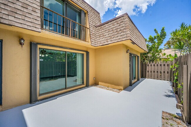 Foto del edificio - 1204 Waterview Cir
