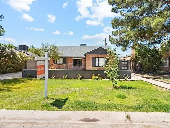Building Photo - "Charming 1-Bedroom Oasis in Central Phoenix – Cozy 550 Sq Ft Retreat!"