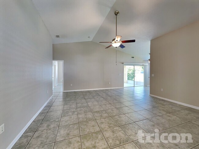 Foto del edificio - 7641 Manor Dr