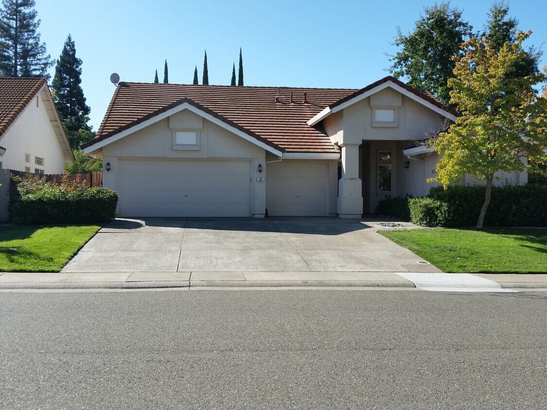 Foto principal - Charming 3-Bedroom Home in Folsom – Availa...