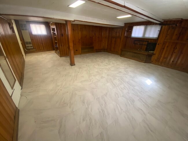 Building Photo - 5514 N Mango Ave
