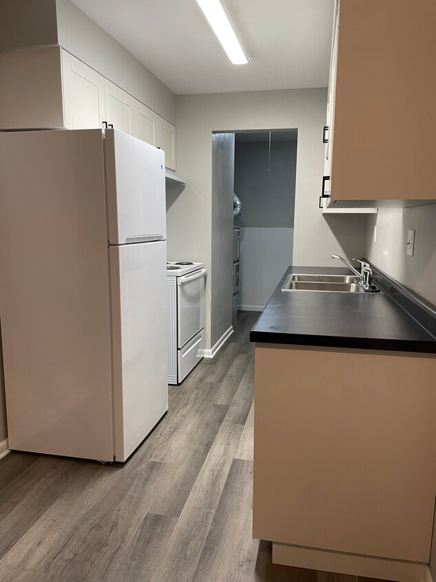 Galley kitchen, new appliances - 610 Alta Ave