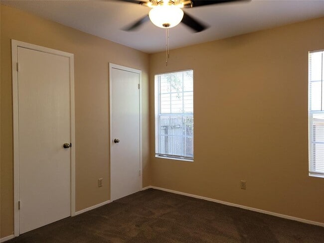 Foto del edificio - 8802 Piney Point Dr