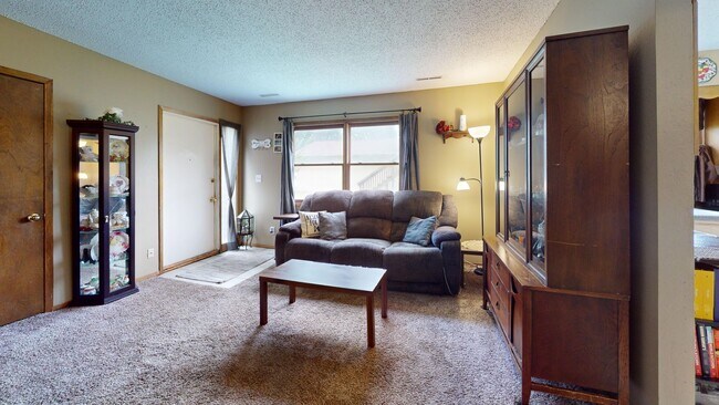 Foto del edificio - Attached Garage - Spacious 2 bedrooms