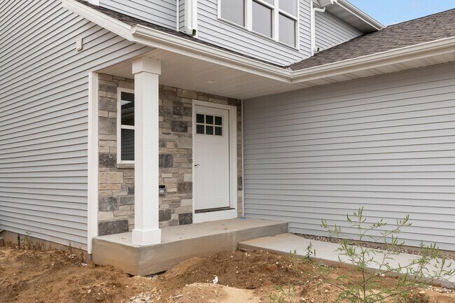 Building Photo - 2103 Daisy Dr
