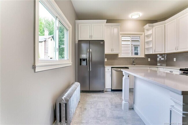 Building Photo - 573 Orange St