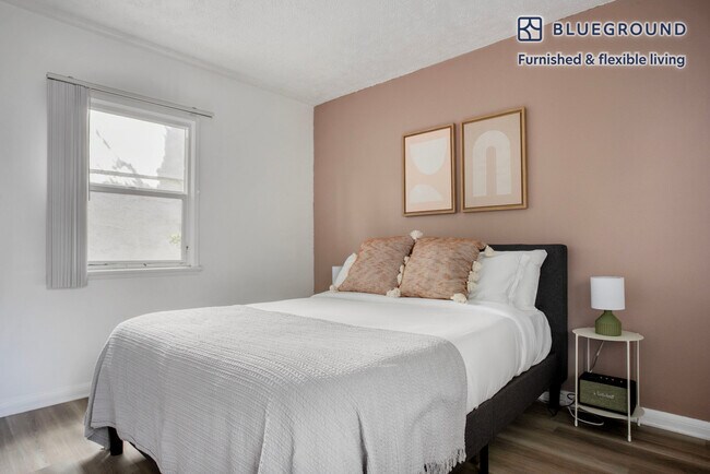 Foto del edificio - 944 Tiverton Ave