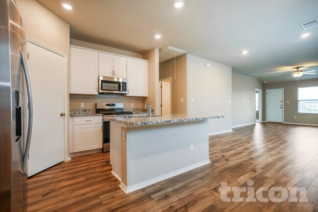 Building Photo - 5300 Saddle Clb Dr