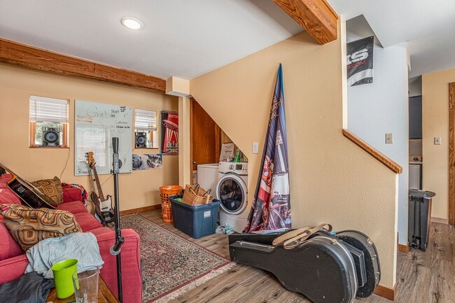 Building Photo - Charming 2 Bed / 1 Bath on the Hill! Remodeled Kitchen + Backyard + Storage Shed!