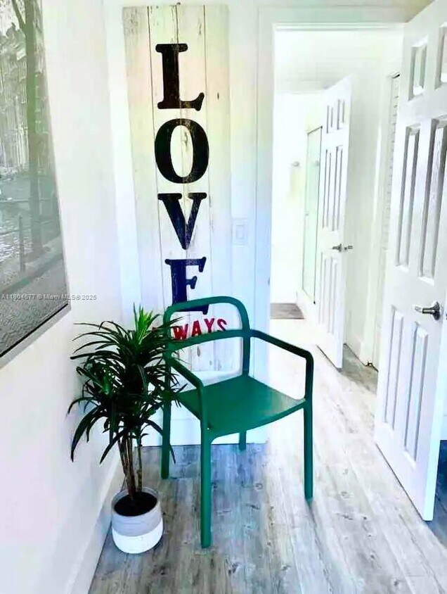 Foto principal - 471 NE 37th St
