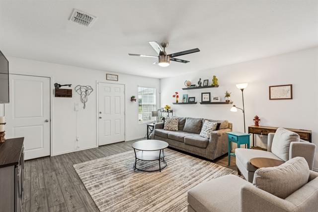 Foto del edificio - 7408 Bluebell Ln