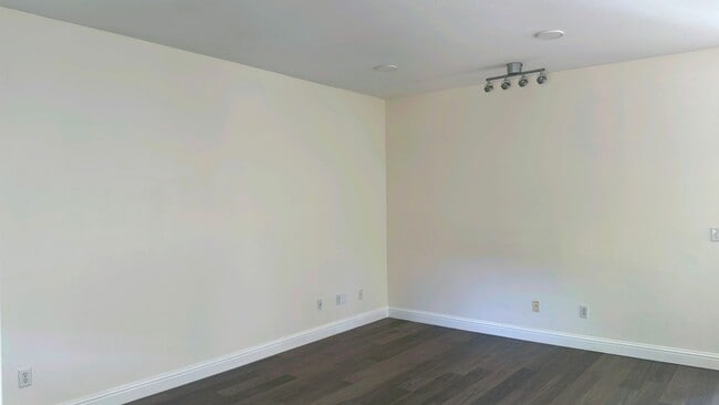 Building Photo - Upgraded 2 bedroom 2 bathroom home in gate...
