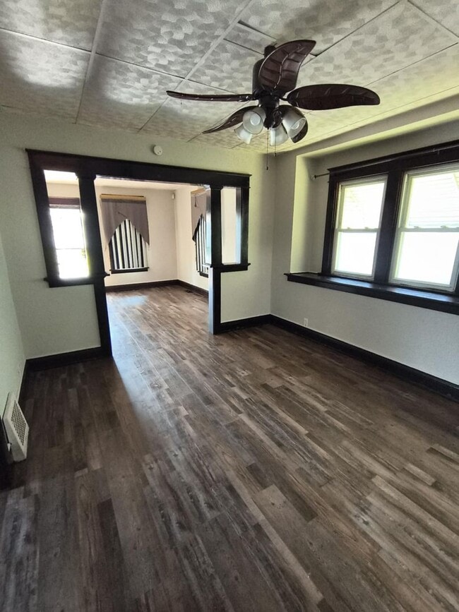 Building Photo - Spacious 3 Bedroom Located Near University...