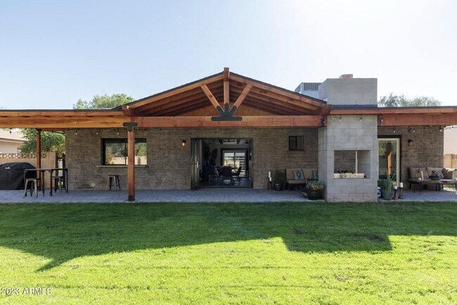 Building Photo - 1912 E Meadow Dr