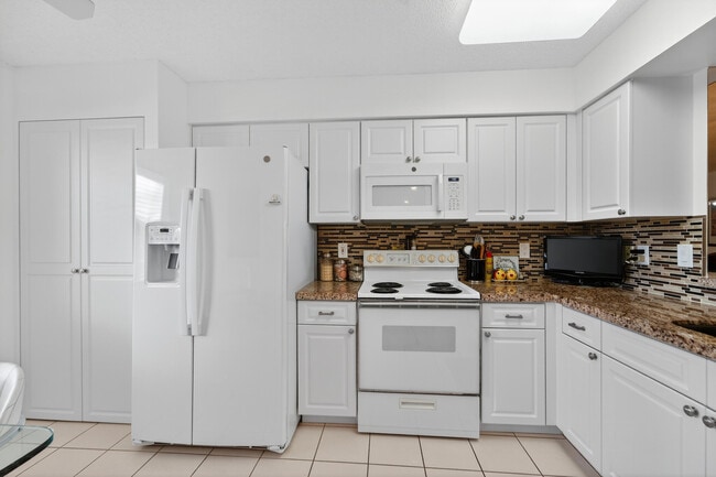 Building Photo - 14095 Royal Vista Dr