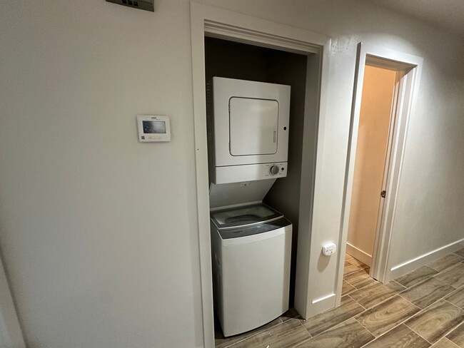 Building Photo - Move -in Special: Cute 2 bed 1 bath Condo ...