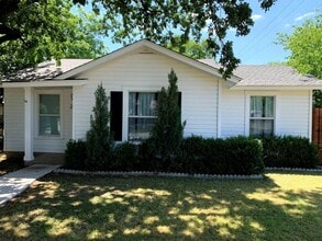 Building Photo - 2021 Bluebonnet Dr