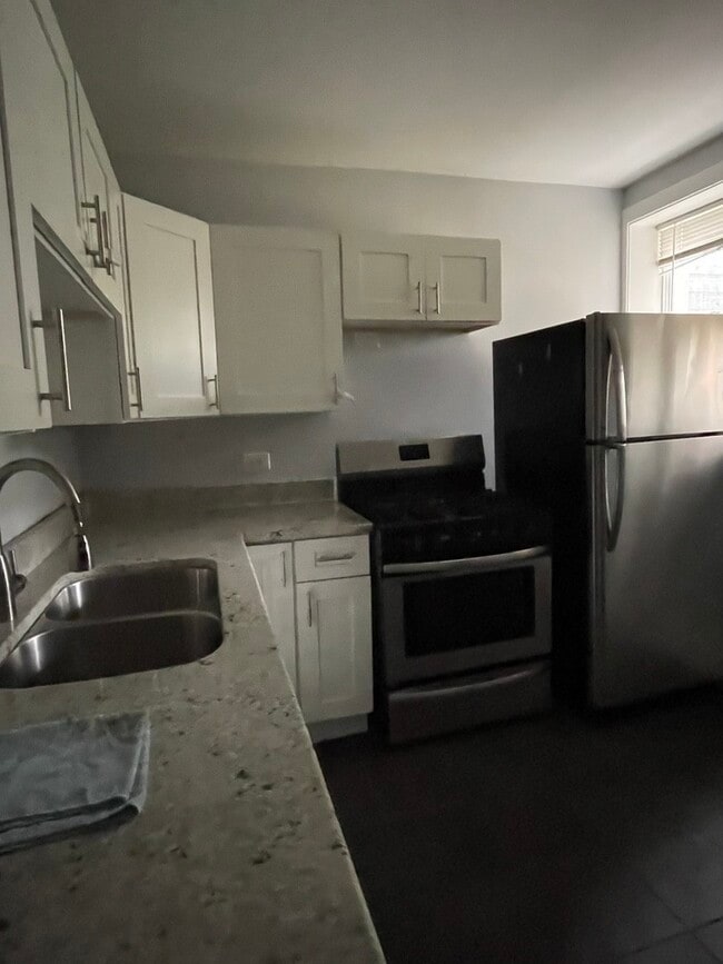 Building Photo - 851 N Mozart St