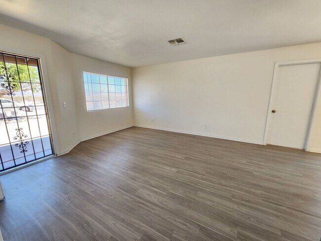 Building Photo - 3 Bedroom home ready for move in!