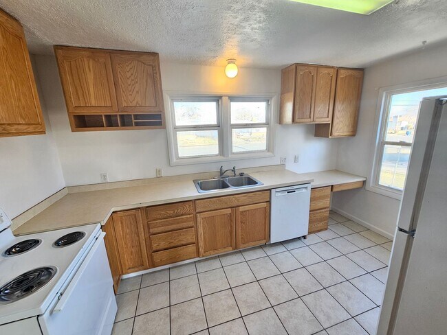 Building Photo - Spacious 5 Bed, 2 Bath with An Office in t...