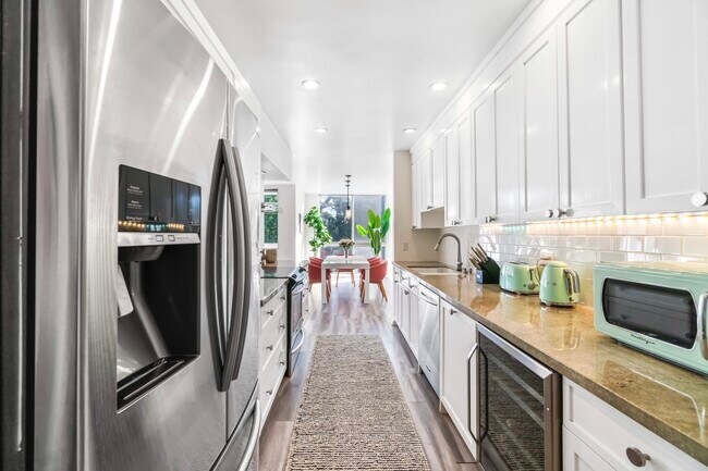 KITCHEN - 1015 N Kings Rd