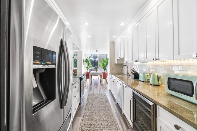 KITCHEN - 1015 N Kings Rd