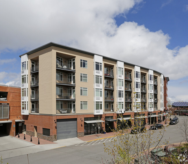 Primary Photo - Putnam Pointe & Lofts