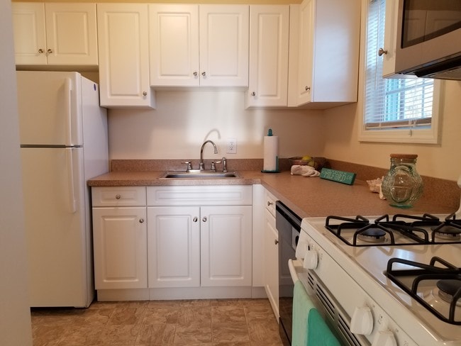 1 BD, 1BA (750sqft) - Kitchen - Milford Beach Apartments