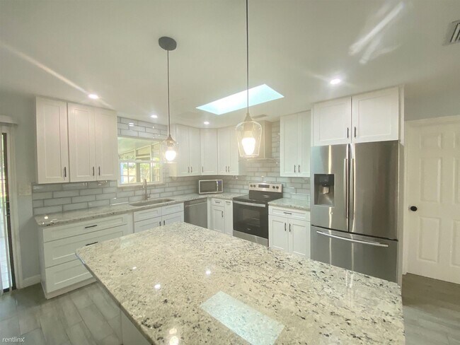 Foto del edificio - 3 br, 2 bath House - 28 Blare Dr