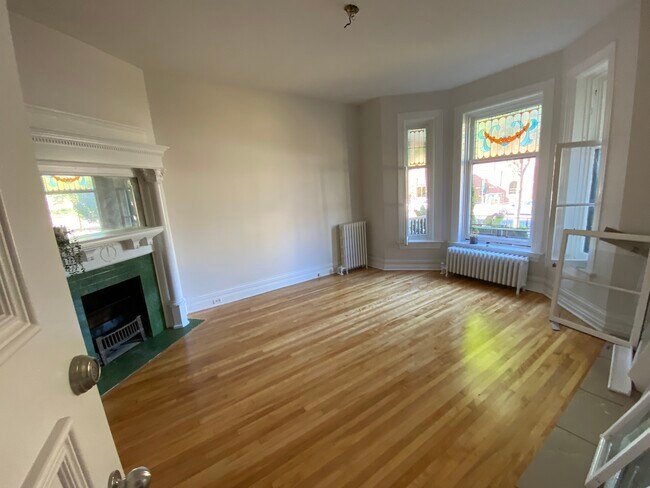 Building Photo - 521 King Edward Av