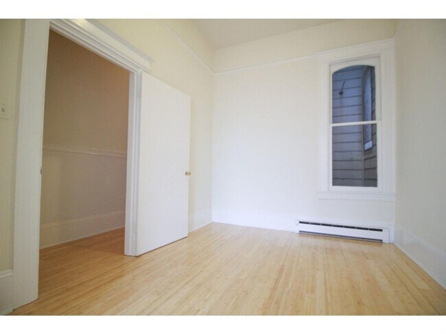 Building Photo - 627 Hayes St