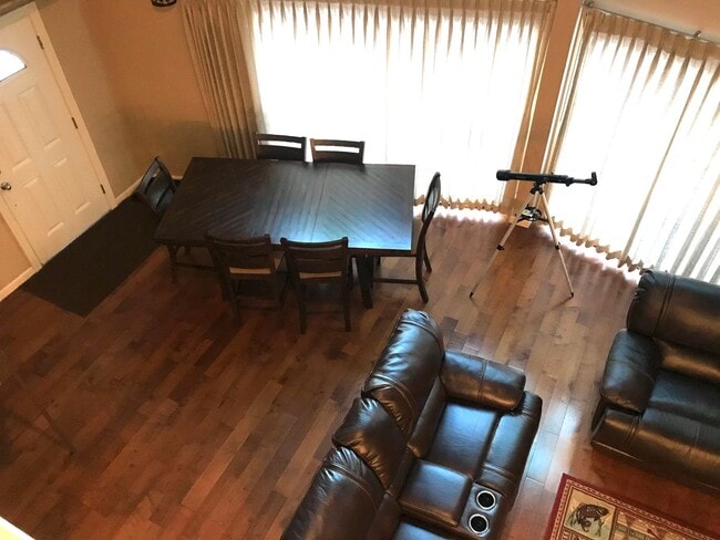 Foto del edificio - Beautiful large home available for a 3-6 m...