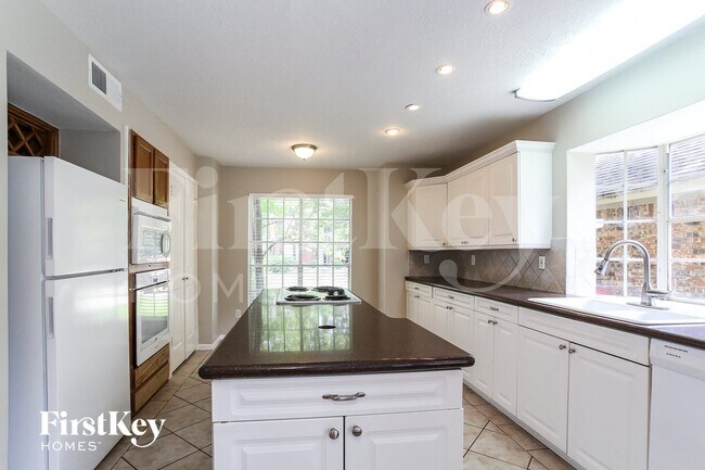 Foto del edificio - 5003 Maple Brook Ln