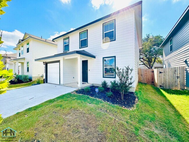 Foto del edificio - Spacious 4 Bed, 2.5 Bath Two-Story Home, 1...