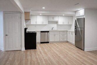 Building Photo - 20 Blackthorne Ave