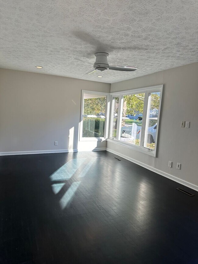Building Photo - A charming Upper Arlington Home!