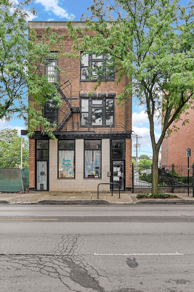 Building Photo - 3421 W Armitage Ave
