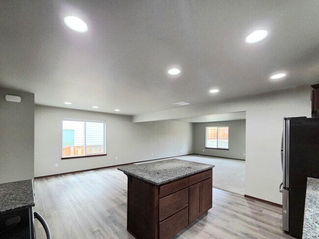 Foto del edificio - 3-Bed, 2.5-Bath Townhome w/ 2-Car Garage! *Eastmont School District*