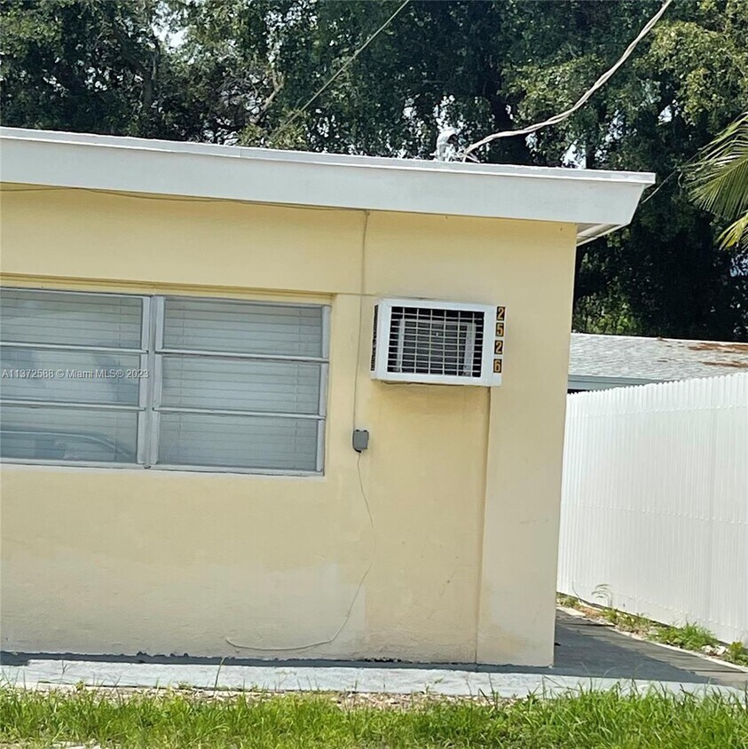 2526 McKinley St Unit B, Hollywood, FL 33020 Room for Rent in