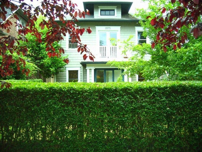 Entrada principal - 2575 6th Ave W