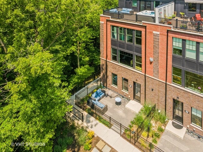 Building Photo - 912 E Chicago Ave