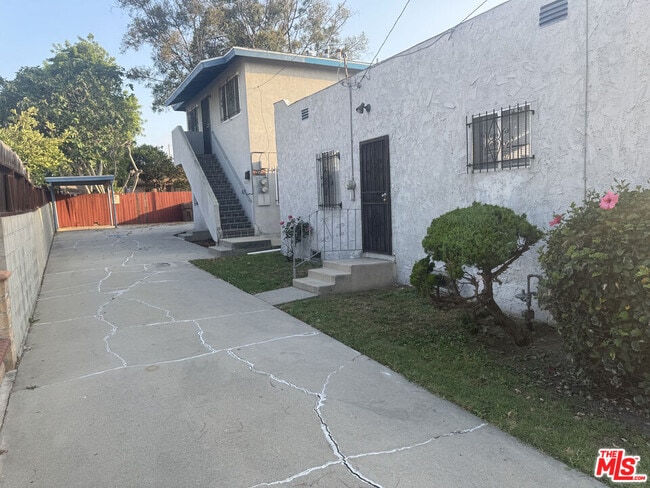 Building Photo - 1136 W 109th Pl