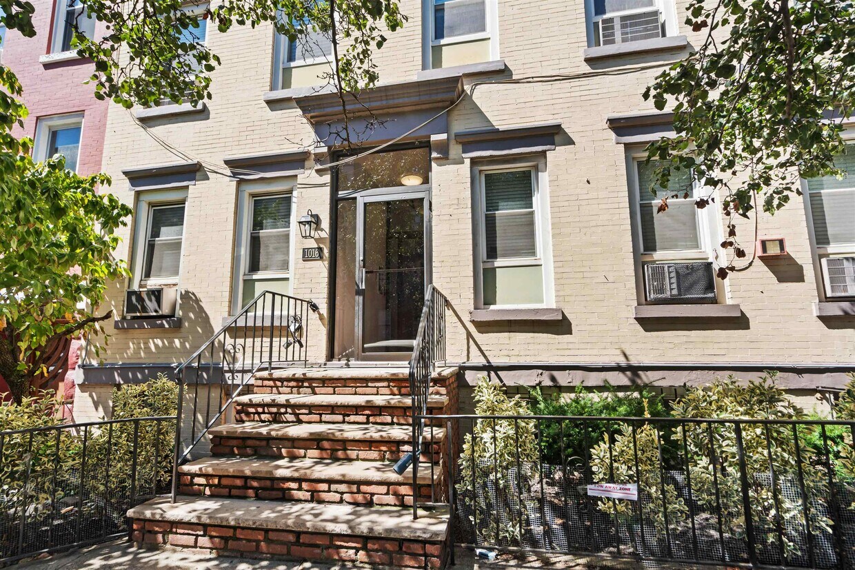 Foto principal - 1016 Willow Ave