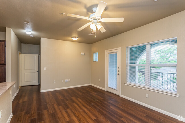 1HAB, 1BA - 715SF Sala de estar - The Park at Sutton Oaks