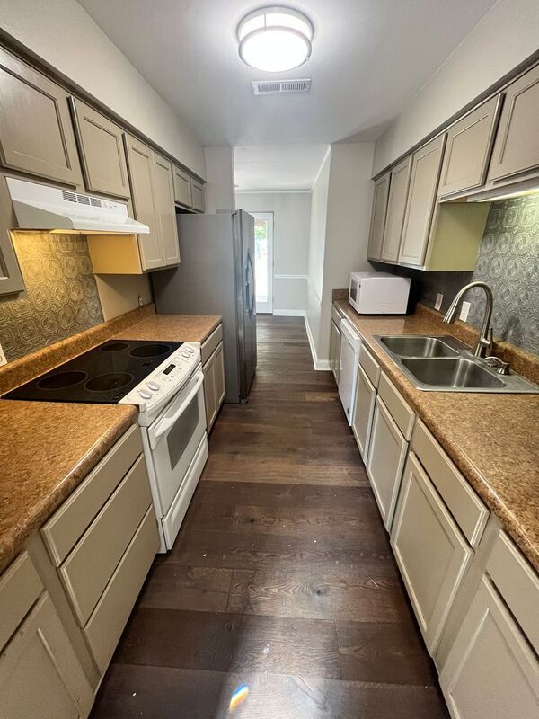 Building Photo - 124 Sunnymeade Dr
