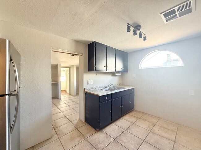 Building Photo - 1548 W McKinley St