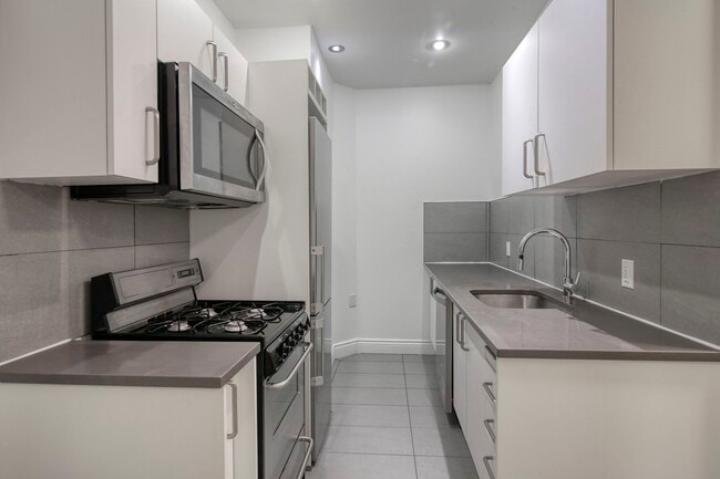 Building Photo - 3710 Chem. Queen Mary