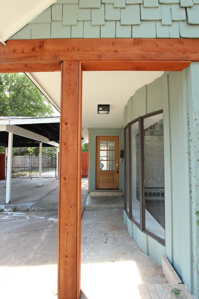Entryway - 1418 Finley Rd