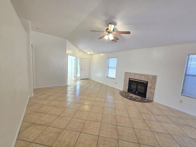 Foto del edificio - 3 Bed / 2 Bath Plus Den Home with 2-Car Garage in Mesa