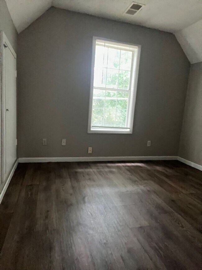 Building Photo - Renovated 3 Bedroom 2 Bath Home for Rent!
